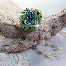 Bague Esp&eacute;rance mont&eacute;e avec toupies Aquamarine AB, Blue Zircon, Capri Blue, Olivine AB, Cristal avec des facettes entrelac&eacute;es avec des rocailles. Elle s&rsquo;adaptera parfaitement &agrave; votre doigt